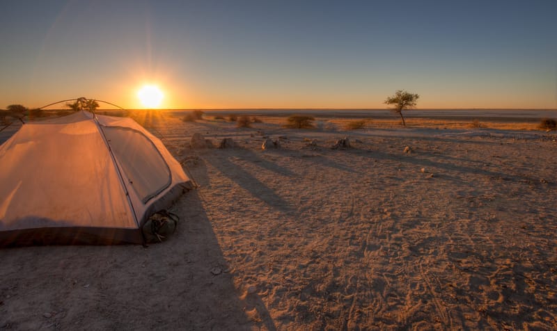 Zelt in der Abendsonne über den Makgadikgadi-Pfannen