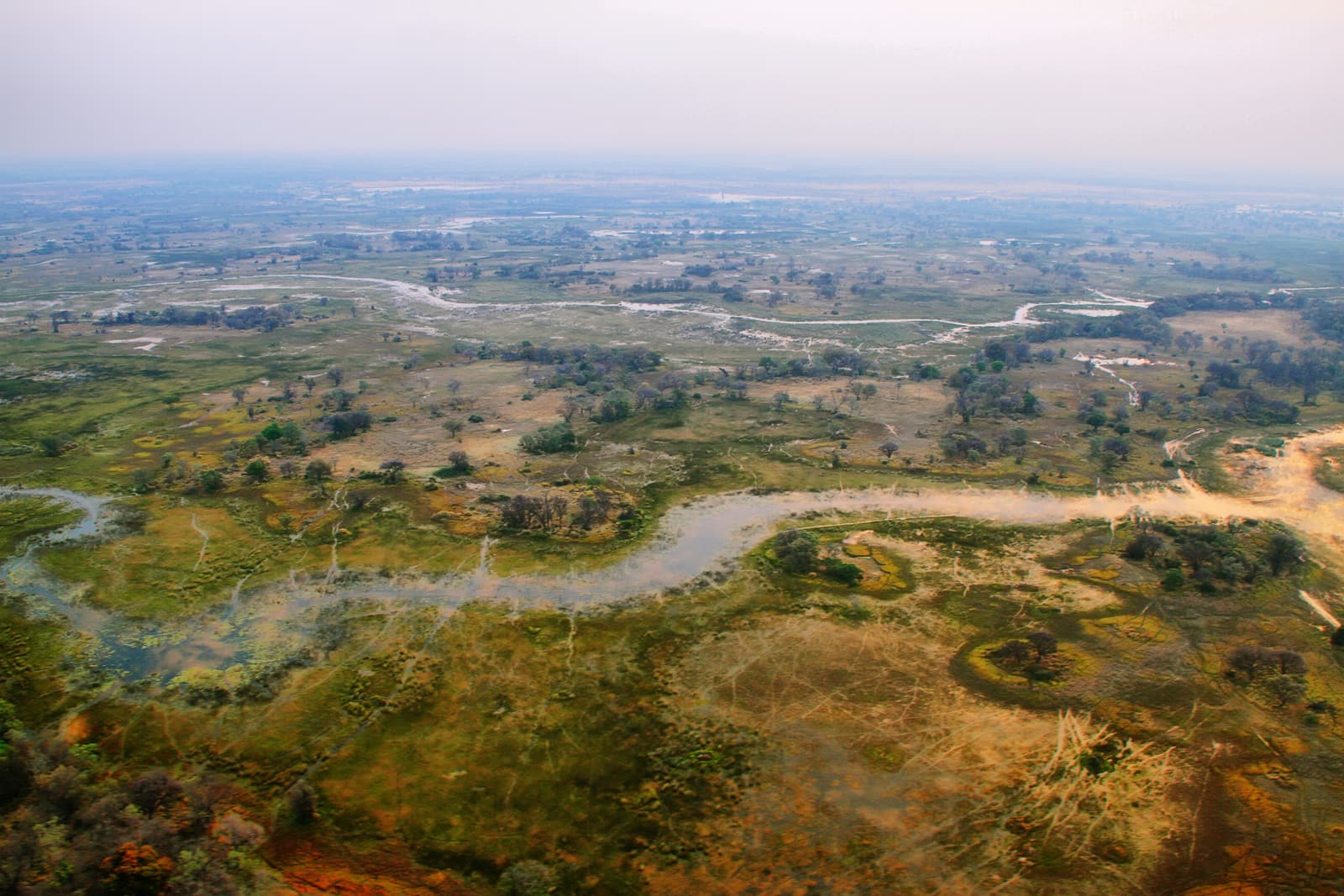 Das Okavango-Delta aus der Luft mit Flussarmen und Inseln