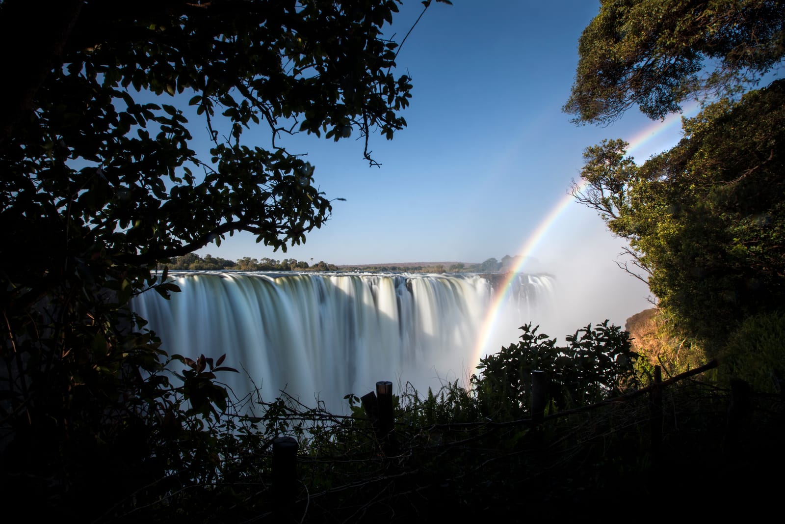 Die Victoriafälle mit Regenbogen in der Gischt